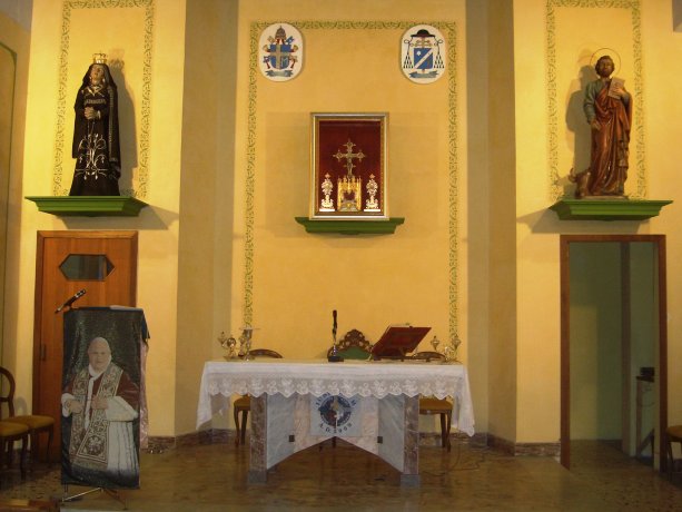 Altare, croce e reliquiario, Madonna Addolorata e San Luca